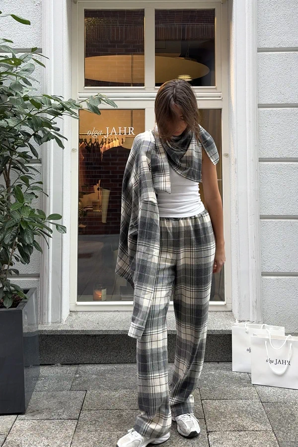 Spodnie_BRUCE_olgaJAHR_kremowo-szara_krata_01 spodnie bruce olgajahr kremowo szara krata 01